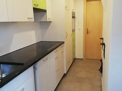 Küche mit Geschirrspüler, Backofen und grossem Kühlschrank inkl. Gefrierfach,