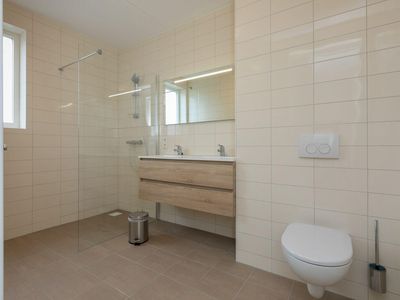 ger&auml;umiges Badezimmer