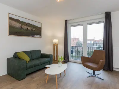 Sitzecke mit Sofa&comma; Couchtisch und Sessel