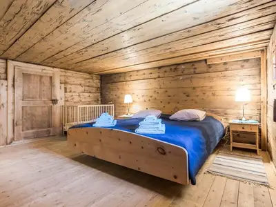 OG Schlafzimmer 1 Mit einem Doppelbett von 180 x 200 und ein Babybett von 60 x 120