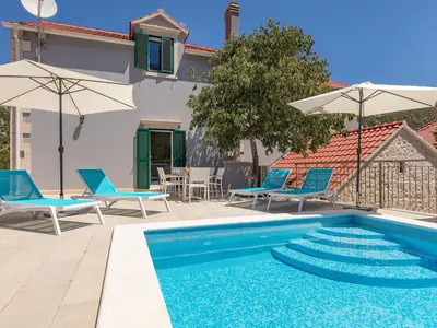 PoolOfHouse