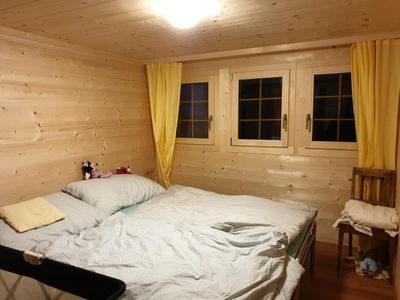 Schlafzimmer mit grossem Kleiderschrank