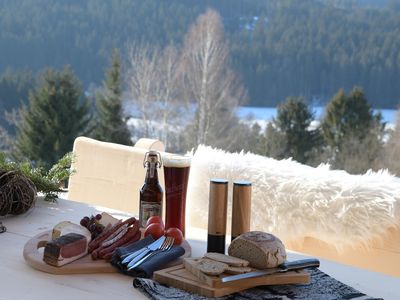 Brotzeit am Holzdeck