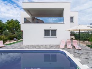 23950658-Ferienhaus-8-Šibenik-300x225-5