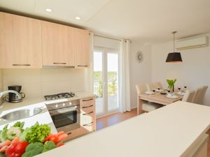 23854386-Ferienhaus-8-Šibenik-300x225-5