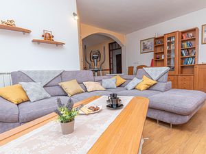 23736542-Ferienhaus-8-Šibenik-300x225-1