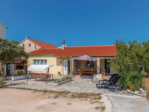 23741068-Ferienhaus-4-Šibenik-300x225-1