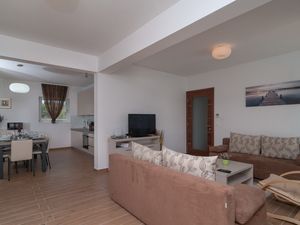 23657728-Ferienhaus-8-Škrip-300x225-2