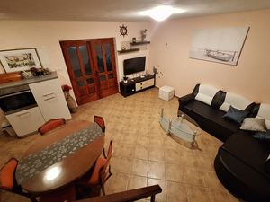 23932755-Ferienhaus-12-Škrip-300x225-2