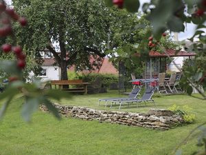 Garten mit Pavillion und Liegestühlen