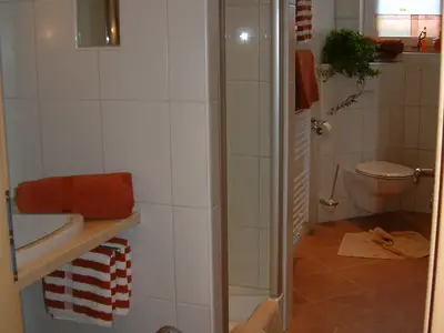 Whg Mohnblume, Badezimmer mit WC/Dusche Außenfenster