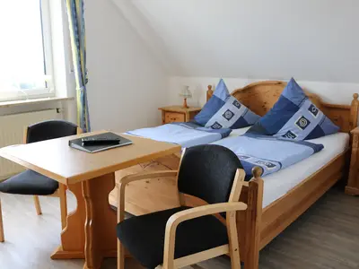 Schlafzimmer mit Doppelbett