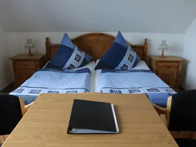 Schlafzimmer mit Doppelbett