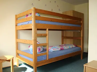 Schlafzimmer mit Etagenbett und Einzelbett