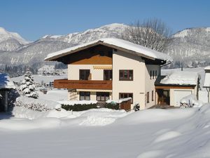 Außenansicht des Gebäudes. Unser Haus im Winter