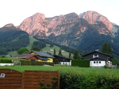 Direkte Umgebung des Objekts. Ausblick auf das Bergpanorama