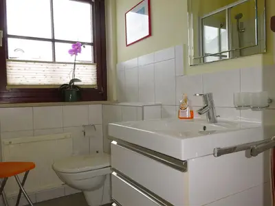 Bad/Dusche. Badezimmer mit Dusche und WC