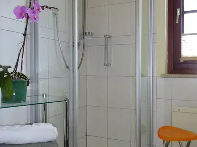 Bad/Dusche. Badezimmer mit Dusche und WC