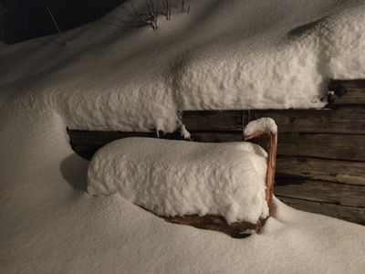 Brunnen mit Schnee