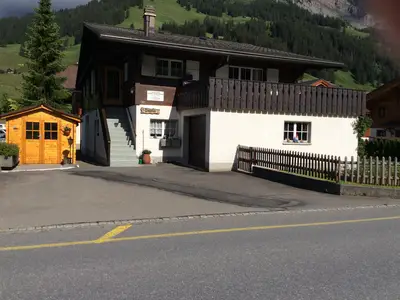 Parkplatz / Ski-Schlitten-Velohüttli