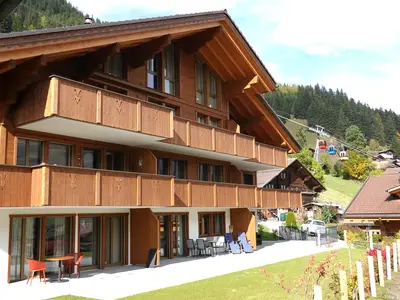 Gebäude Ansicht im Sommer