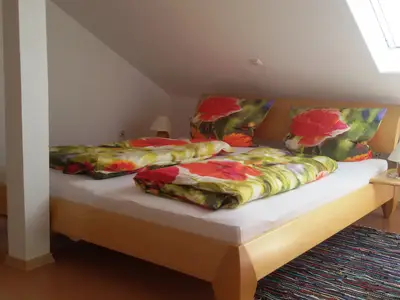 Schlafzimmer mit Doppelbett