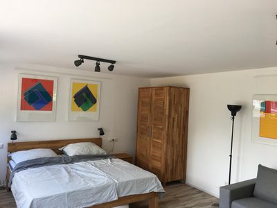 großes Doppelbett im Wohn-/Schlafraum