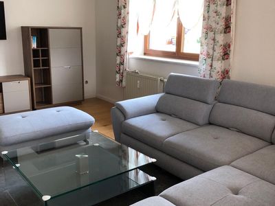 Wohnzimmer mit großer, gemütlicher Couchlandschaft