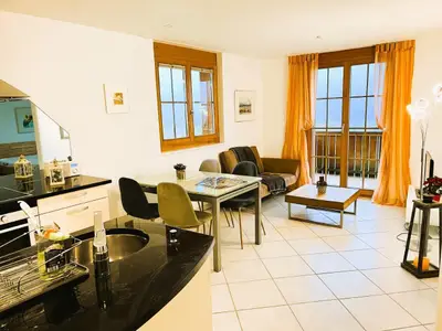 Küche mit Ess- und Wohnbereich