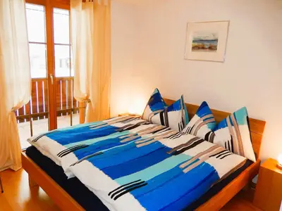 Schlafzimmer mit Zugang auf den Balkon