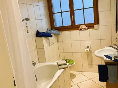 Badezimmer mit Badewanne und Duschvorrichtung