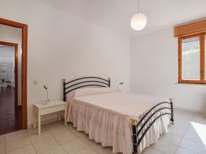 24018450-Ferienwohnung-4-Agropoli-300x225-5