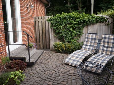 Ein kleiner Garten gehört zur Ferienwohnung Ostendorf