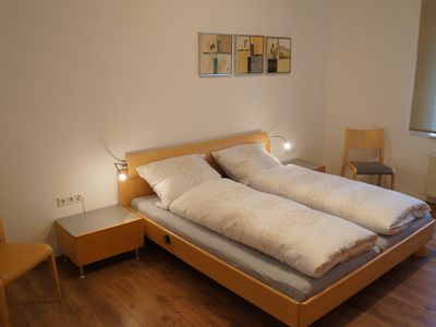 Das großzügige Schlafzimmer im Erdgeschoss