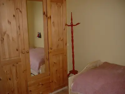 Zimmer mit Kleiderschrank und Spiegel