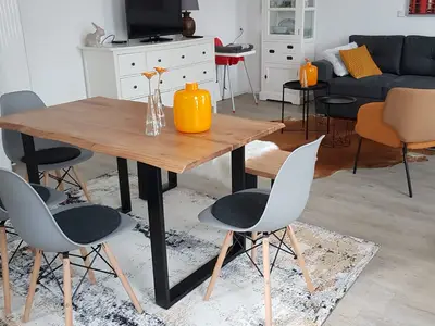 gemütlicher Wohn- und Essbereich der FeWo Nienhaus