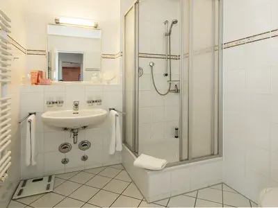 Badezimmer mit Dusche