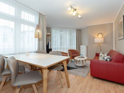 Wohn-Essbereich mit Couch, Esstisch und Sitzgelegenheit
