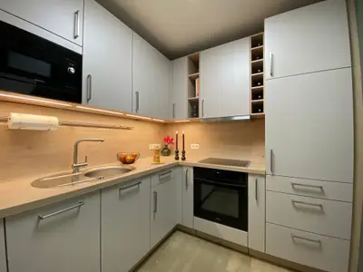Küche mit Backofen und Mikrowelle