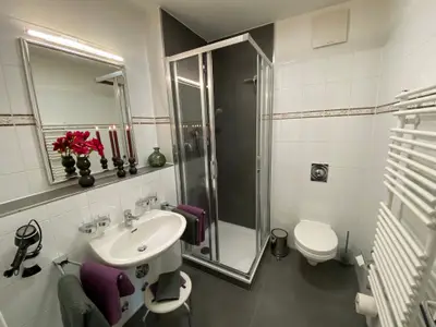 Badezimmer mit Dusche
