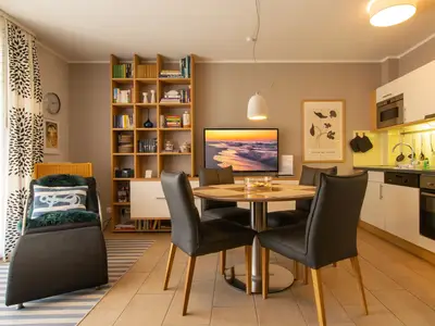 Wohn-Essbereich mit Couch und Küchenzeile