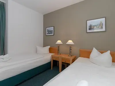 Schlafzimmer mit zwei Einzelbetten