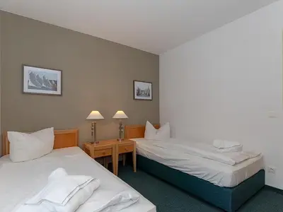 Schlafzimmer mit zwei Einzelbetten