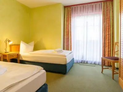 Schlafzimmer mit zwei Einzelbetten