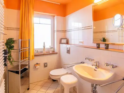 Badezimmer mit Badewanne, Waschtisch und WC