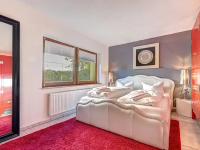 Schlafzimmer mit großen Doppelbett