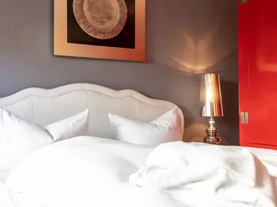 Bett mit Nachttischlampe