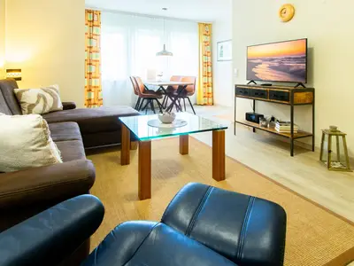 Wohn-Essbereich mit Couch und Esstisch