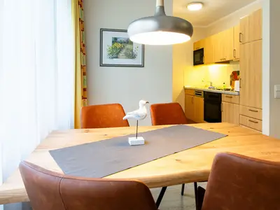 Wohn-Essbereich mit Esstisch und Sitzgelegenheit