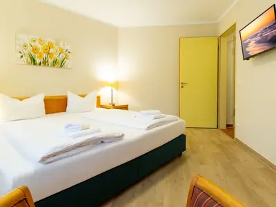 Schlafzimmer mit Doppelbett